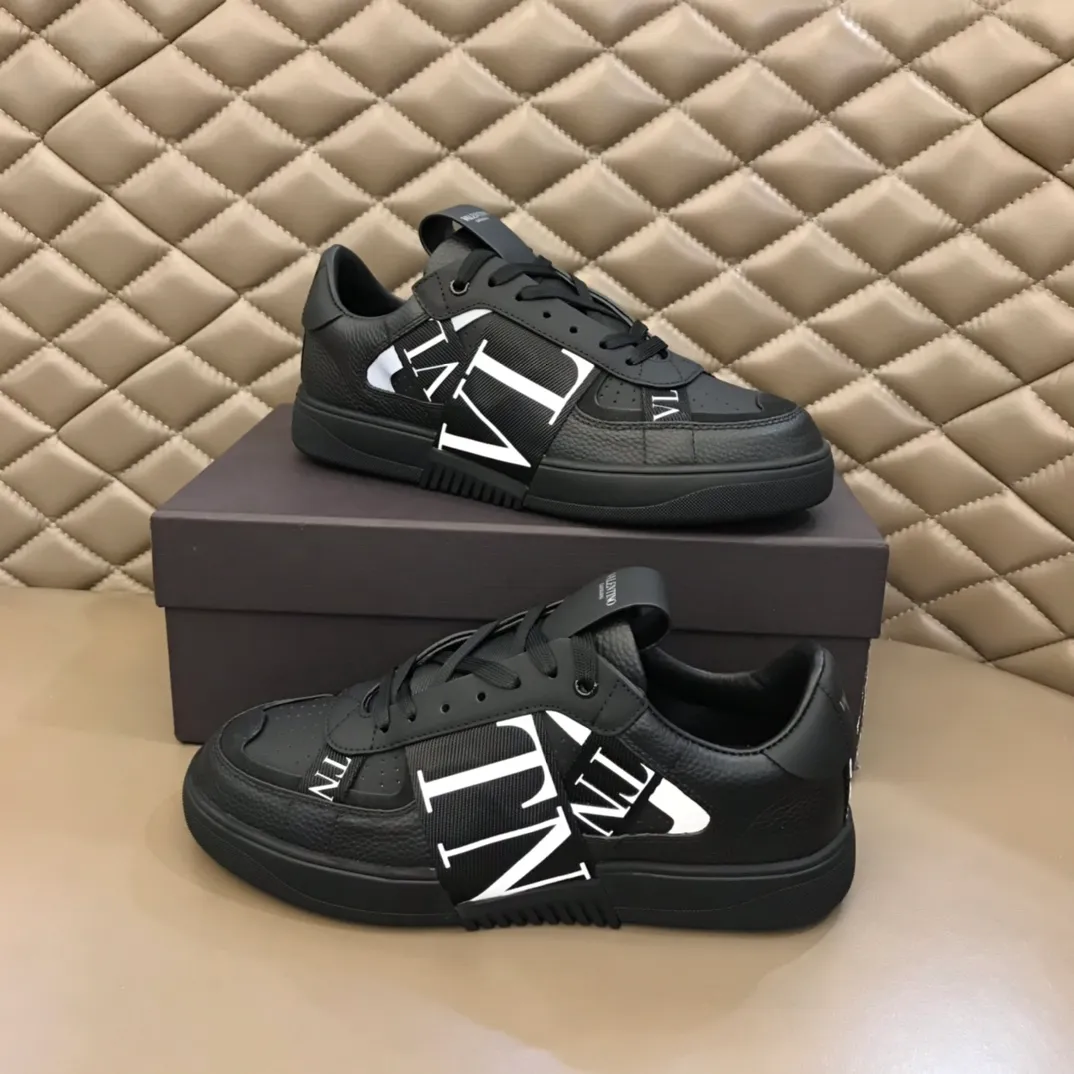 p440 "Valentin*" new spring and summer calfskin lace-up sneakers. No man should be able to refuse these shoes. The classic color scheme is so handsome! Purchase a high-precision replica of the original version to instantly sell off the market currency! 6 VLTN logo rubber effect straps - Valentino Garavani Logo printed on the back and tongue, all materials are customized to ensure quality! Size: 38-44